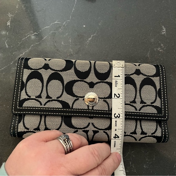 Black coach wallet, like new condition.  Please view all photos carefully. - Picture 3 of 8